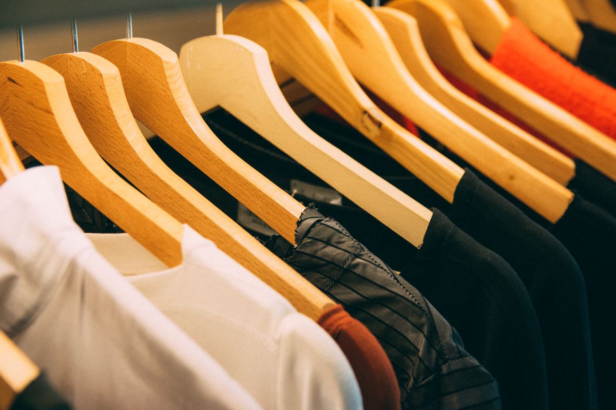 ハンガーに並ぶミニマルな衣服