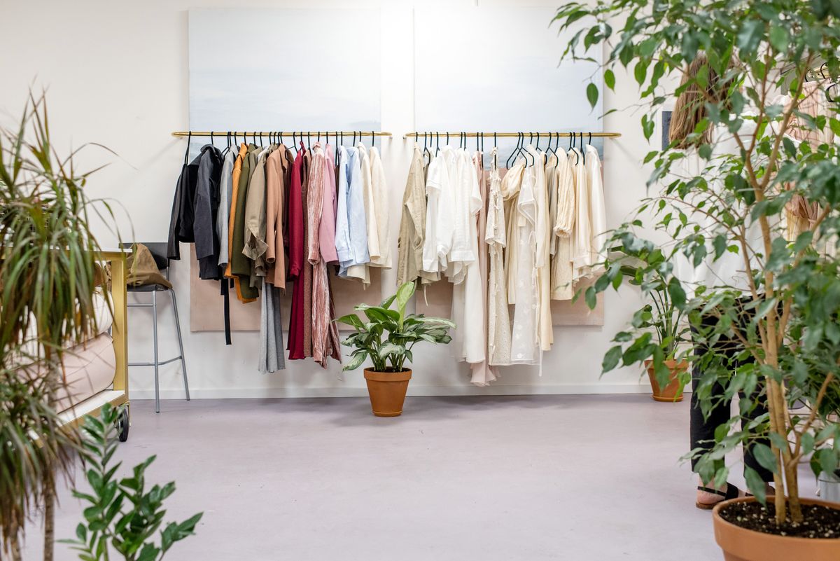 白と生成りの衣服、落ち着いた色の組み合わせ